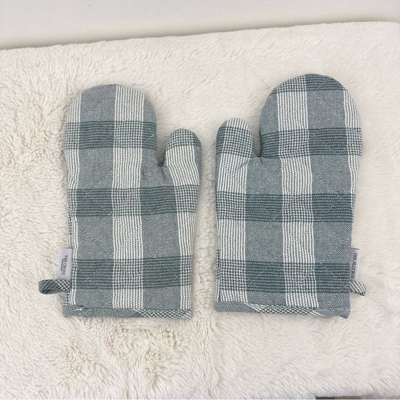 JILLY BOX THE CROSS Farmhouse oven mitts.  Gray and White. NEW WITH TAGS - Picture 6 of 9